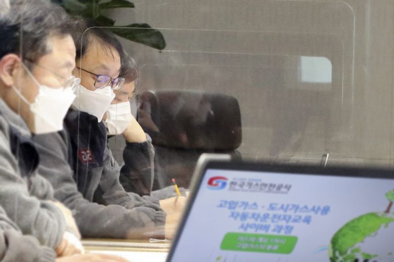 구현모 KT 대표 등 KT 주요 경영진이 온라인으로 고압가스 사용법 등 수소차 관련 교육을 이수하고 있다.