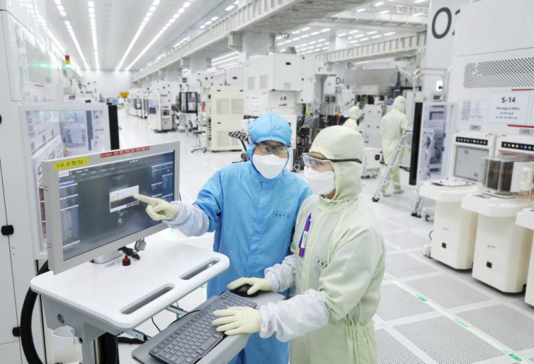 황철주 주성엔지니어링 대표이사(왼쪽)와 연구원들이 경기 용인시 주성엔지니어링 R&D센터에서 장비기술을 개발하고 있다. <사진제공=주성엔지니어링>