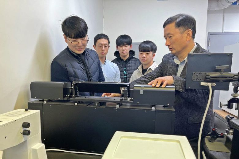 한관영 단국대 교수(오른쪽)와 연구팀이 샘플 밴딩테스트를 진행하고 있다.