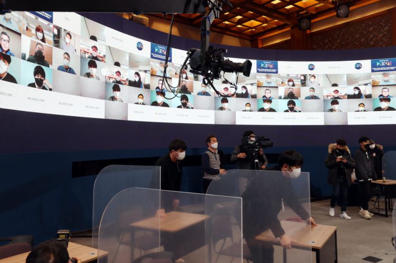 문재인 대통령의 2021 신년 기자회견을 사흘 앞둔 15일 청와대 춘추관에 마련된 기자회견장에서 청와대 및 언론 관계자들이 시설과 방송장비를 설치하고 있다. 연합뉴스