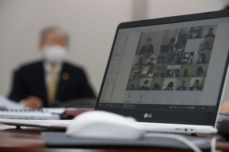 최기영 과기정통부 장관이 18일 오후 서울 중구 서울중앙우체국에서 제13차 정보통신전략위원회 영상회의를 주재하고 있다.