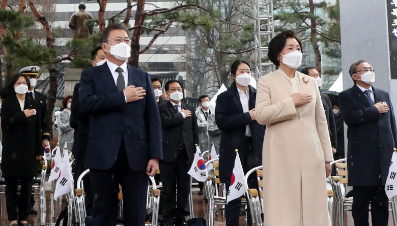 문재인 대통령과 영부인 김정숙 여사가 국민의례를 하고 있다.