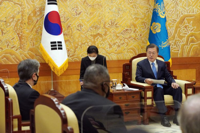 문재인 대통령이 18일 오후 청와대에서 미국의 토니 블링컨 국무장관과 로이드 오스틴 국방장관을 접견하고 있다. 연합뉴스