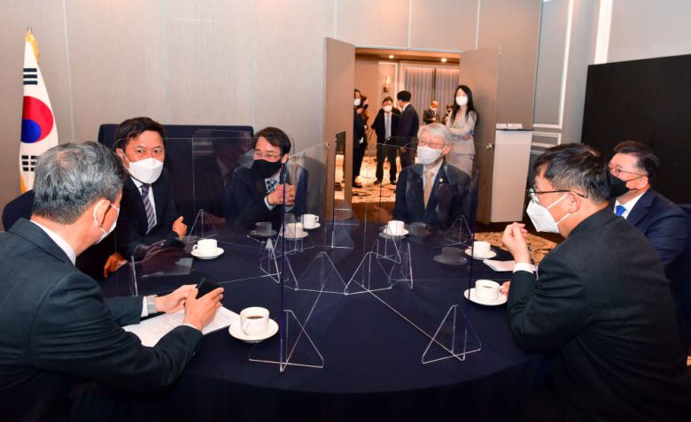 15일 서울 여의도 켄싱턴호텔에서 열린 통신 3사 농어촌 5G 공동이용 업무협약식에서 최기영 과학기술정보통신부 장관과 통신 3사 CEO 등이 대화를 나누고 있다. 박지호기자 jihopress@etnews.com