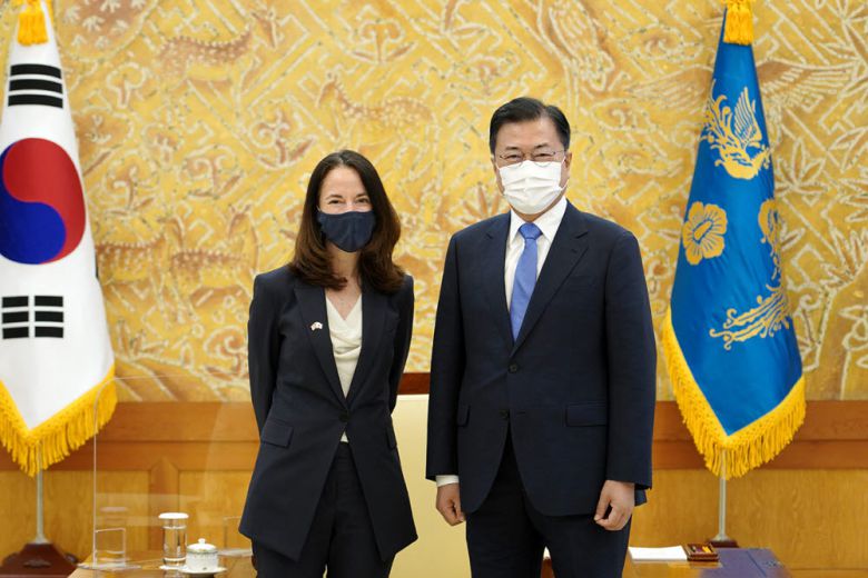 문재인 대통령이 14일 청와대에서 에브릴 헤인스 미국 국가정보장(DNI)을 접견하고 기념사진을 촬영하고 있다. 청와대 제공