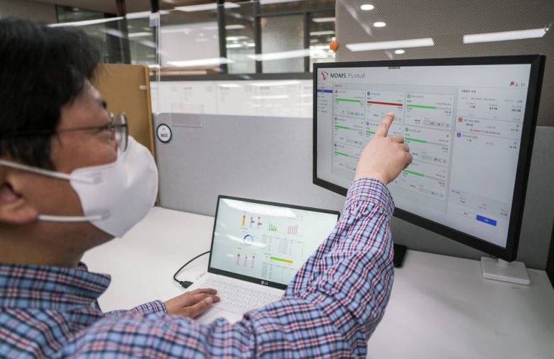 SK텔레콤이 독자 개발한 사용자 관리시스템 MDMS를 통해 고객사 관리자가 등록된 단말을 통합 제어하는 모습