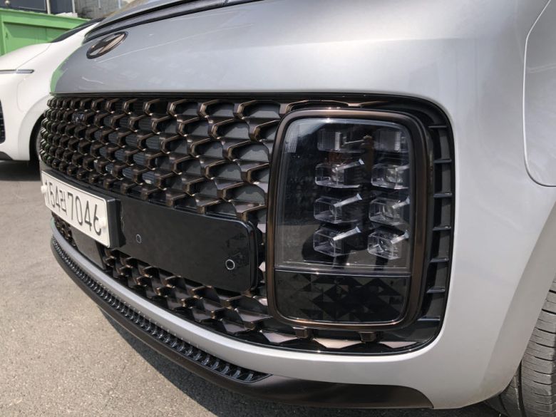 스타리아 전면 그릴과 LED 전조등. / 정치연 기자