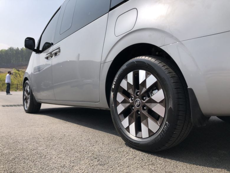 스타리아 18인치 휠과 타이어. / 정치연 기자