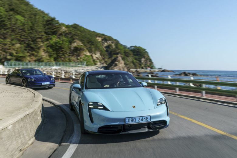 포르쉐 타이칸 4S.