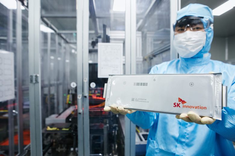 SK이노베이션 연구원이 배터리를 들고 있다<사진=SK이노베이션>