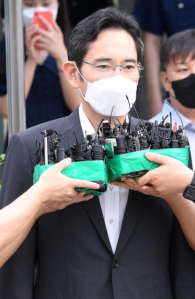 이재용 삼성전자 부회장이13일 경기 의왕시 서울구치소에서 출소하고 있다. 이 부회장은 지난 9일 법무부 가석방심사위원회를 거쳐 8·15 광복절 가석방 대상자로 선정됐다. 김민수기자 mskim@etnews.com