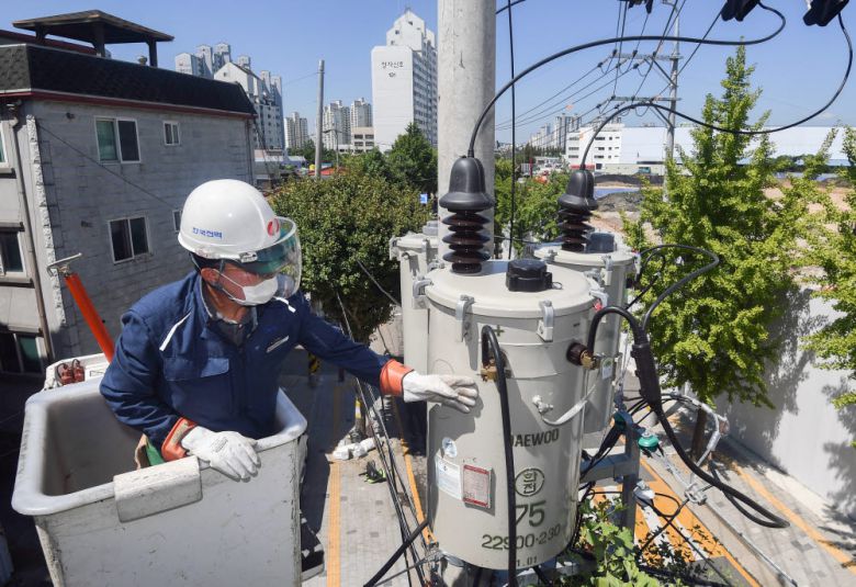 한국전력 관계자가 전력시설을 점검하고 있다.