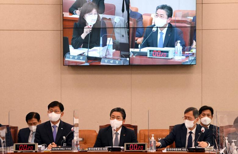 정승일 한국전력 사장이 양은희 국민의힘 의원 질의를 받고 있다. 왼쪽부터 정동희 한국전력거래소 이사장, 정 사장, 정재훈 한국수력원자력 사장.