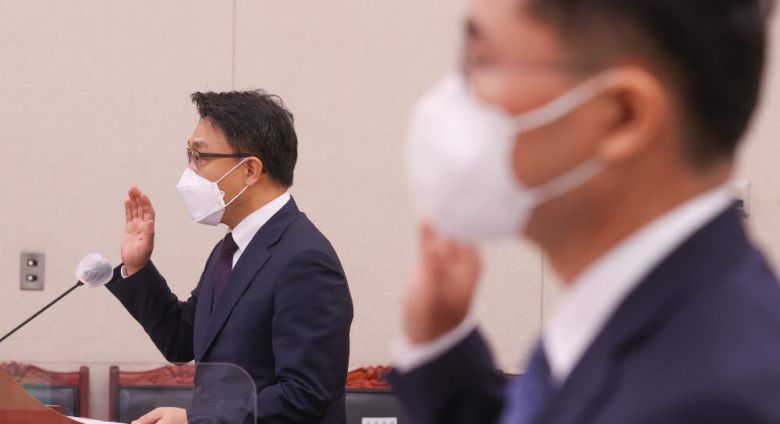 김진욱 공수처장이 선서를 하고 있다.