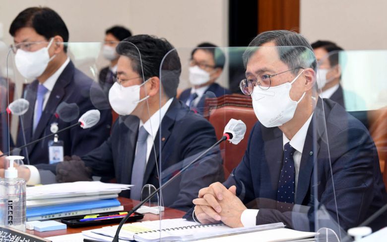 정재훈 한국수력원자력 사장이 질의에 답하고 있다.