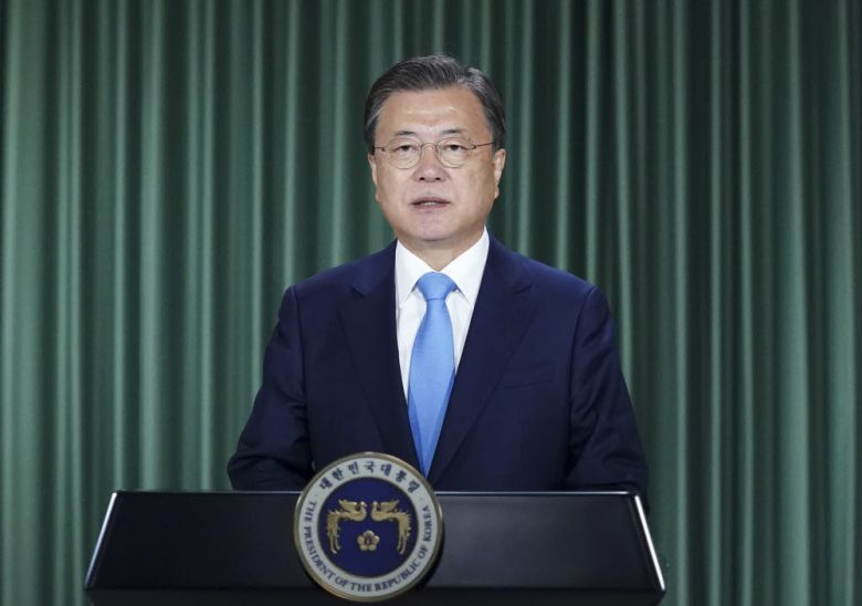 문재인 대통령이 12일 청와대에서 아프간 관련 G20 특별정상회의(G20 Extraordinary Leaders Meeting on Afghanistan)연설을 영상으로 전하고 있다. 청와대 제공