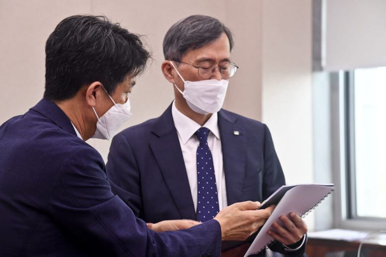 정재훈 한국수력원자력 사장이 자료를 살펴보고 있다.