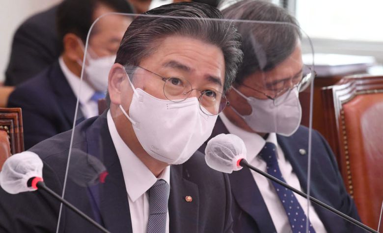 정승일 한국전력 사장이 질의에 답하고 있다.