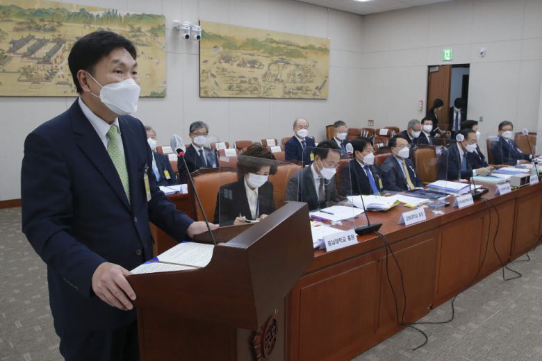 임채성 서울교육대학교 총장이 업무보고를 하고 있다.