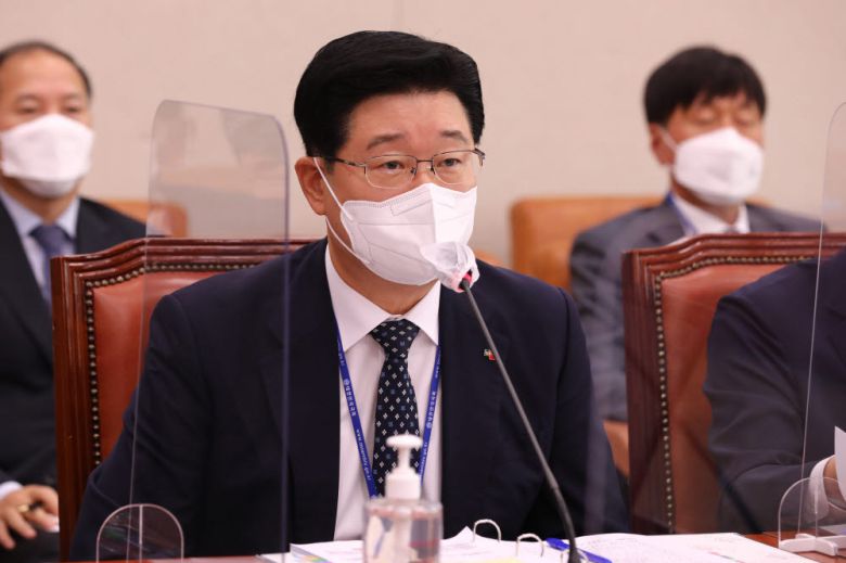 정진수 중소기업유통센터 대표이사가 질의에 답하고 있다.