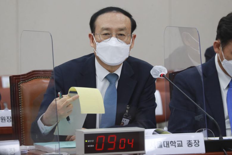 오세정 서울대 총장이 의원 질의를 듣고 있다.