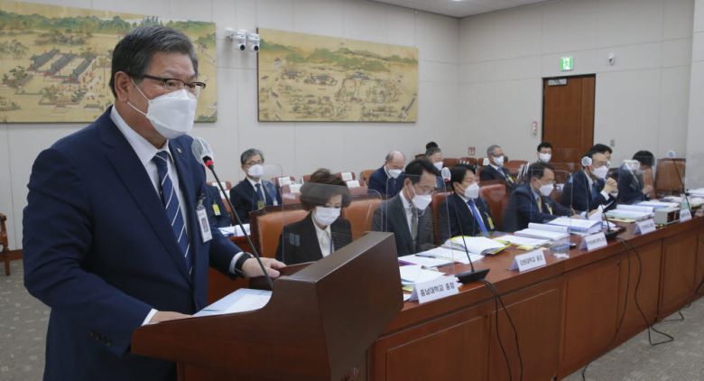 김수갑 충북대학교 총장이 업무보고를 하고 있다.