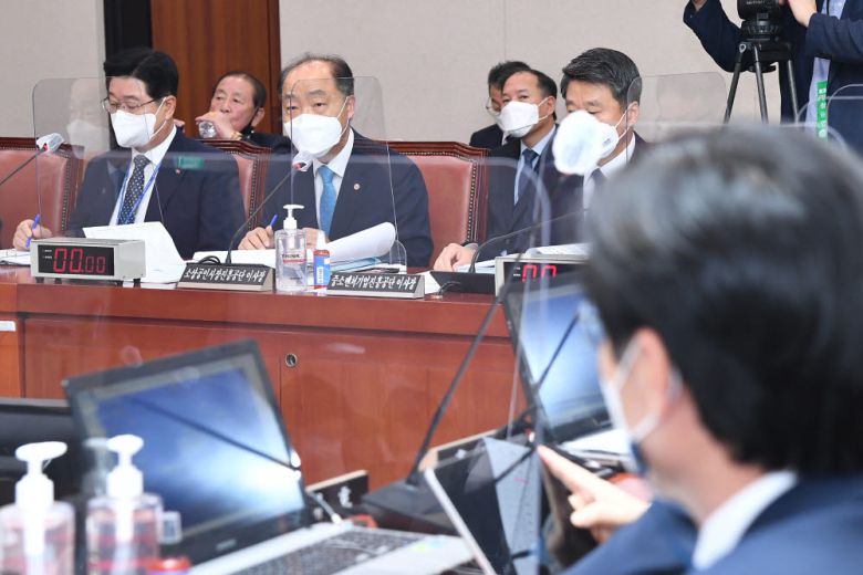 조봉환 소상공인시장진흥공단 이사장이 의원 질의에 답하고 있다.