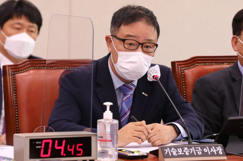 정윤모 기술보증기금 이사장이 질의에 답하고 있다.