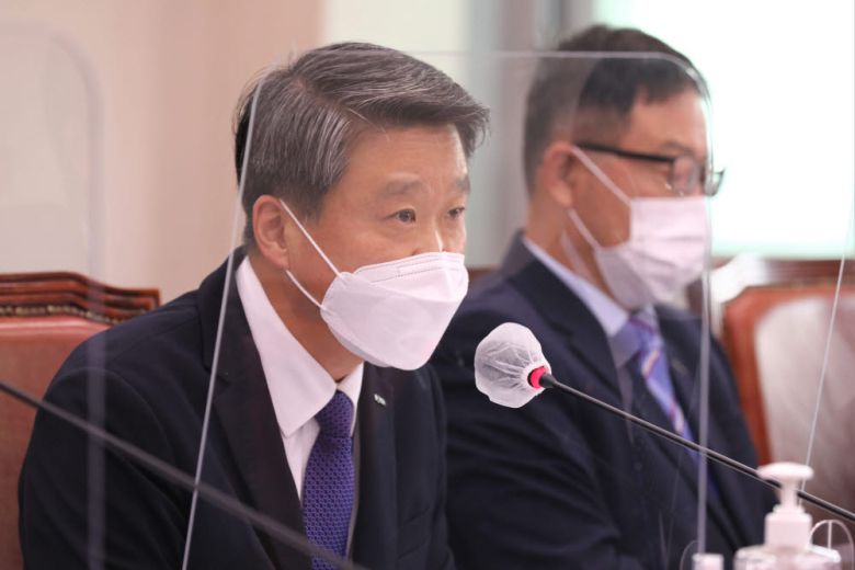 김학도 중소벤처기업진흥공단 이사장이 질의에 닿바고 있다.