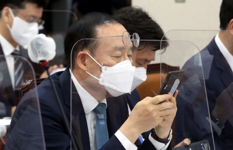 오세정 서울대 총장이 핸드폰을 보고 있다.