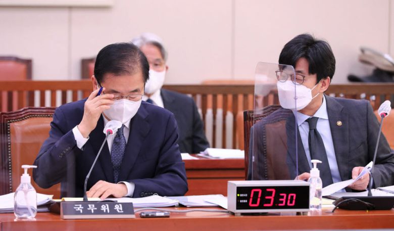 정의용 외교부 장관이 자료를 살펴보고 있다.