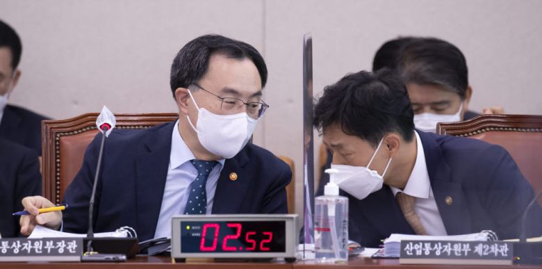 문승욱 산업통상자원부 장관(왼쪽)과 박기영 산업통상자원부 제2차관이 대화하고 있다.