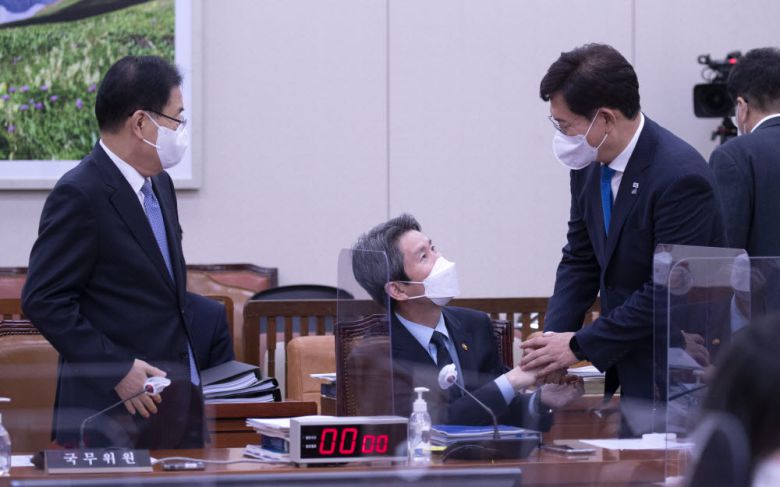 송영길 더불어민주당 대표(오른쪽)와 이인영 통일부 장관이 악수하고 있다.