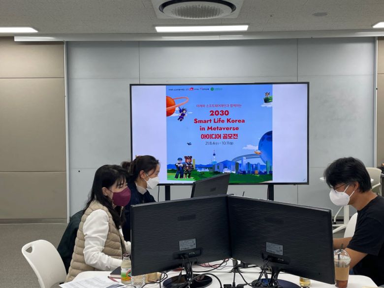 코드클럽한국위원회 전문강사들이 출품작을 심사하고 있다.