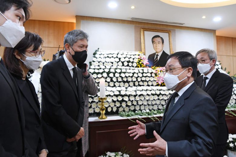 유영민 대통령 비서실장이 유족들과 대화하고 있다.