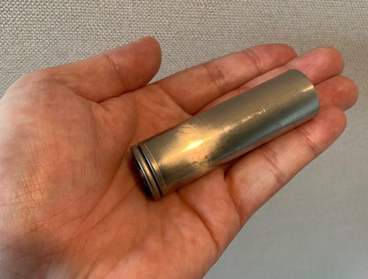 국산 원통형(규격 21700) 배터리.