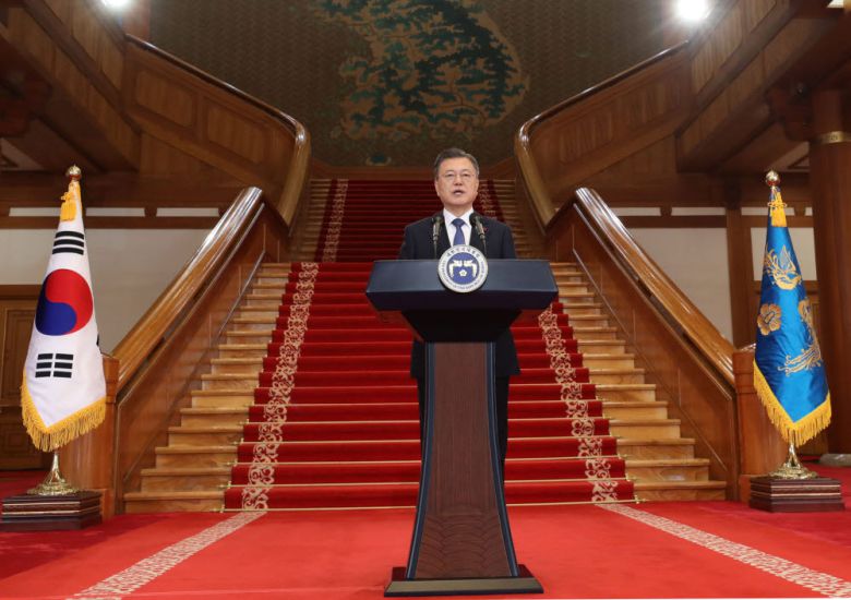 문재인 대통령이 3일 오전 청와대에서 2022년 임인년 신년사를 통해 방역진과 의료진에게 감사를 표하고 있다. 연합뉴스