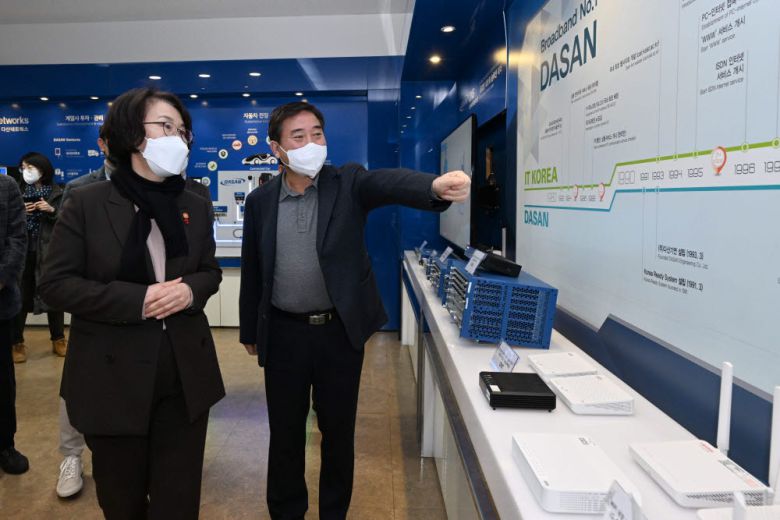 과학기술정보통신부 차세대 네트워크 전략 추진 방향 토론회가 25일 경기 성남시 다산네트웍스에서 열렸다. 임혜숙 과기정통부 장관(왼쪽)이 남민우 다산네트웍스 회장으로부터 차량 내 통신이중화 시스템 시연장비에 대한 설명을 듣고 있다. 김민수기자 mskim@etnews.com