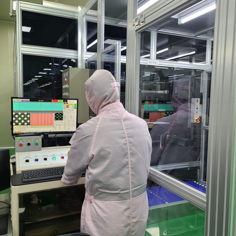 풍원정밀 엔지니어가 FMM 이상 유무를 확인하고 있다