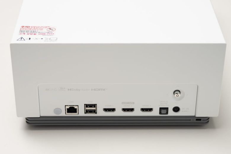 후면 단자 구성은 HU715Q 시리즈와 동일하기에 연결성은 굉장히 뛰어난 제품이다.