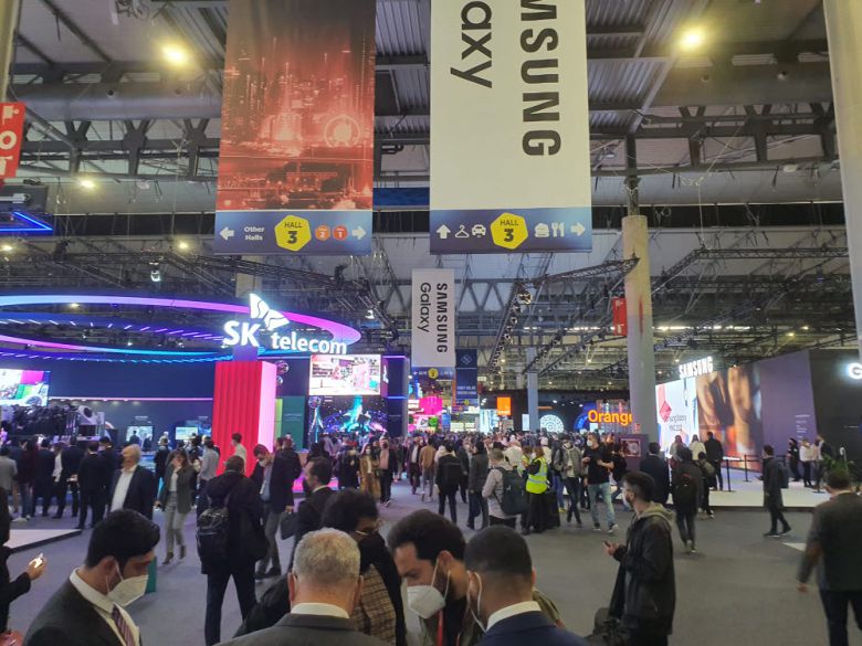 MWC22 제3 전시관이 몰려든 인파로 가득차 있다.