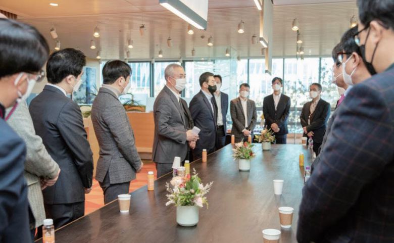 이용한 원익 회장이 원익 본사에서 임원 다과회를 진행하고 있다<사진=원익 홈페이지>