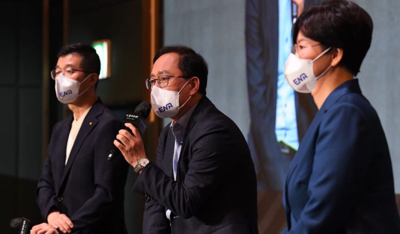 7일 KT그룹 미디어데이 Q&A 세션. 왼쪽부터 윤용필 스카이TV 대표, 강국현 KT 커스터머부문장(사장), 김철연 KT스튜디오지니 대표.