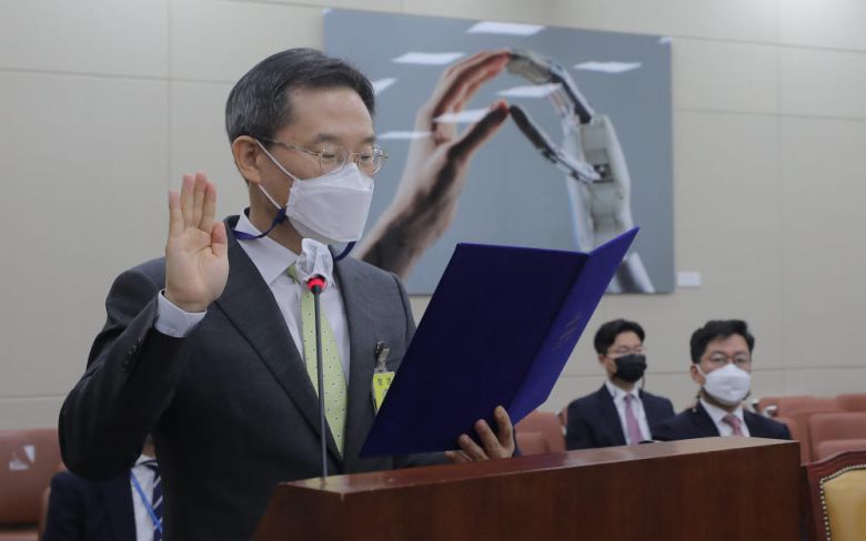 이종호 과기정통부 장관 후보자가 선서하고 있다.