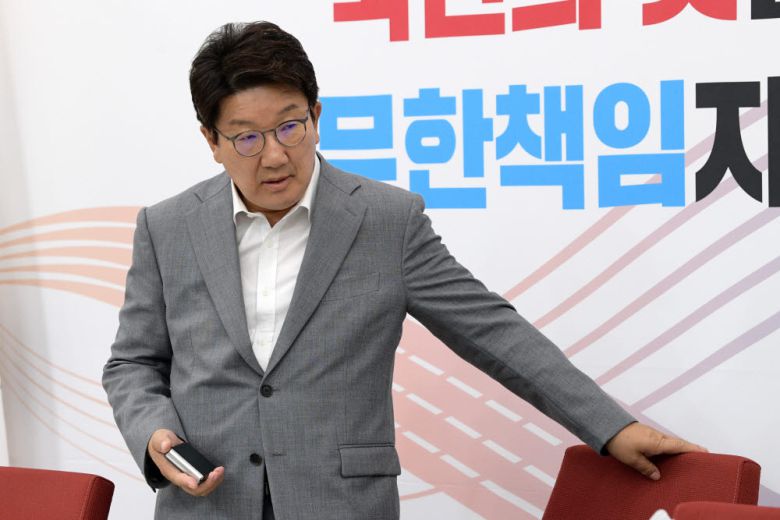 권성동 국민의힘 원내대표가 8일 오후 서울 여의도 국회 원내대표실에서 최고위원들과 비공개 면담을 가진 후 브리핑을 하기 위해 입장하고 있다. 연합뉴스