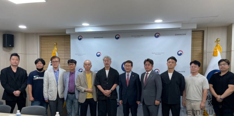 문화체육관광부가 3일 서울 중구 문체부 저작권보호과 사무소에서 방송영상콘텐츠·OTT업계 간담회를 개최했다. 간담회에 앞서 참석자들이 기념촬영을 하고 있다. 왼쪽부터 한세민 에이스토리 사장, 박태훈 왓챠 대표, 양지을 티빙 대표, 이태현 콘텐츠웨이브 대표, 송병준 한국드라마제작사협회장, 김태용 한국방송영상제작사협회장, 박보균 문체부 장관, 박종진 IHQ 총괄사장, 박원우 디턴 대표, 고중석 에그이즈커밍 대표, 이민석 와이낫미디어 대표.