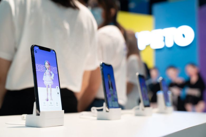 미국 로스앤젤레스(LA)에서 19~21일(현지시간) 열린 케이콘 2022 LA 컨벤션장 네이버 제페토 부스에서 직접 메타버스 플랫폼을 체험할 수 있게 비치된 스마트폰.