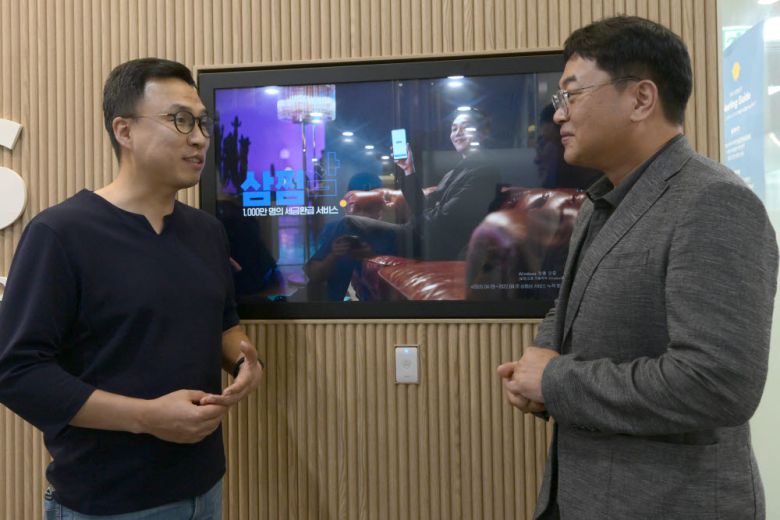 왼쪽부터 김범섭 자비스앤빌런즈 대표, 김정희 전자신문 플랫폼유통부 부장.