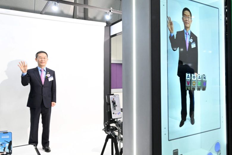 이종호 과학기술정보통신부 장관이 버넥트 부스에서 XR콘텐츠를 체험할 수 있는 붐(voomb) 앱을 체험하고 있다.