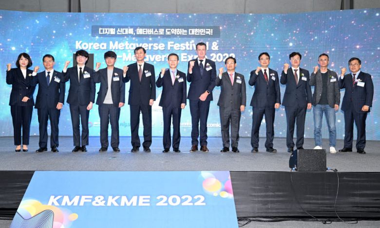 이종호 과학기술정보통신부 장관(왼쪽 여섯번째)을 비롯한 주요 관계자들이 기념촬영을 하고 있다.